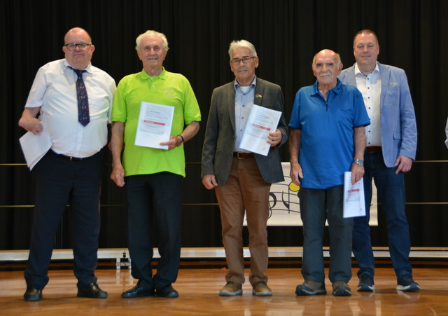 5 Sänger für 70 Jahre Singen im Chor geehrt