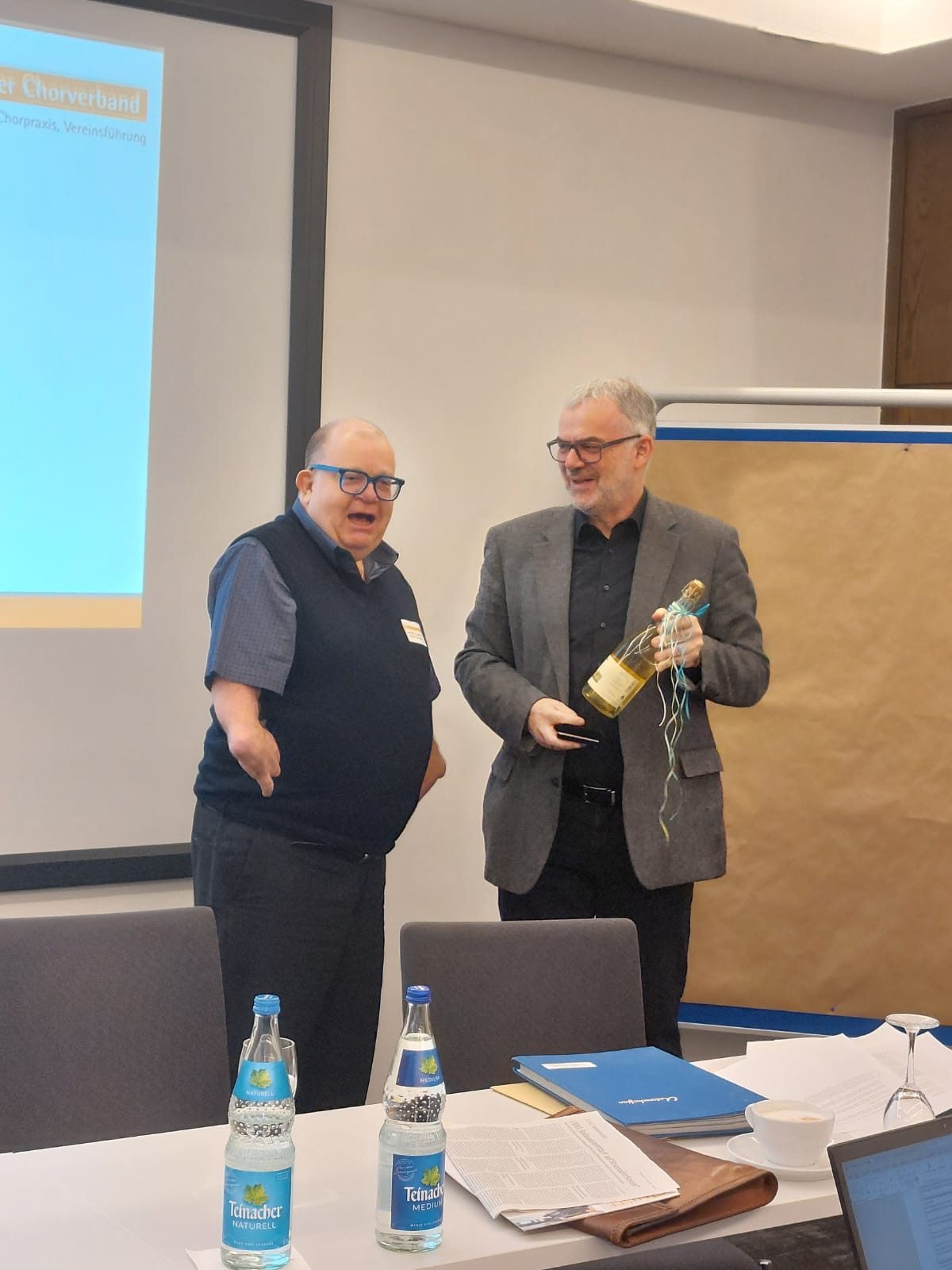 Michael A.C. Ashcroft erh&auml;lt die Goldene Ehrennadel vom SCV