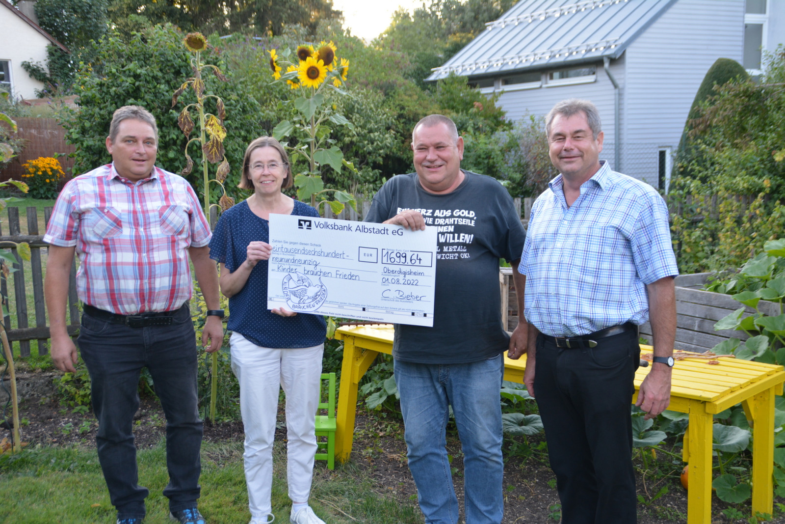 Projektchor spendet an "Kinder brauchen Frieden"